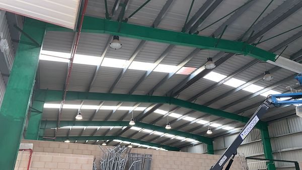 Protección pasiva contra incendios en Burgos — aplicación de mortero ignífugo proyectado y sellados cortafuegos en nave industrial de la provincia de Burgos por Ignifugaciones del Norte